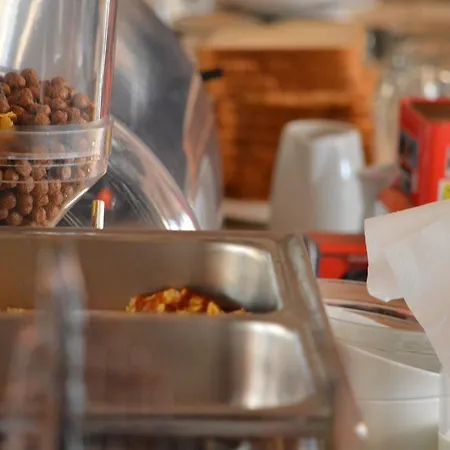 Daire Dimitropoulos *